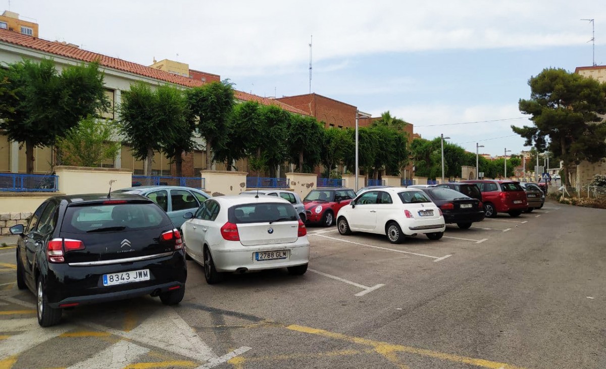 La plaça del Cardenal Arce Ochotorena, amb les places d'aparcament encara amb color blanc.