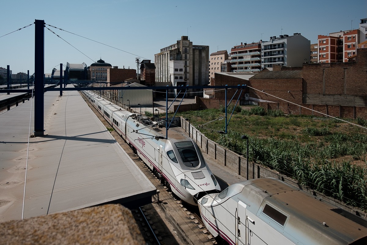 Un Ave a l'estació de Lleida