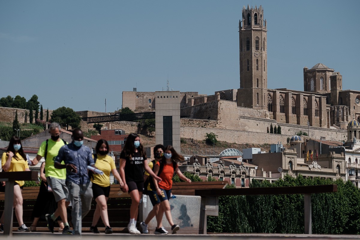 Gent passejant per Lleida