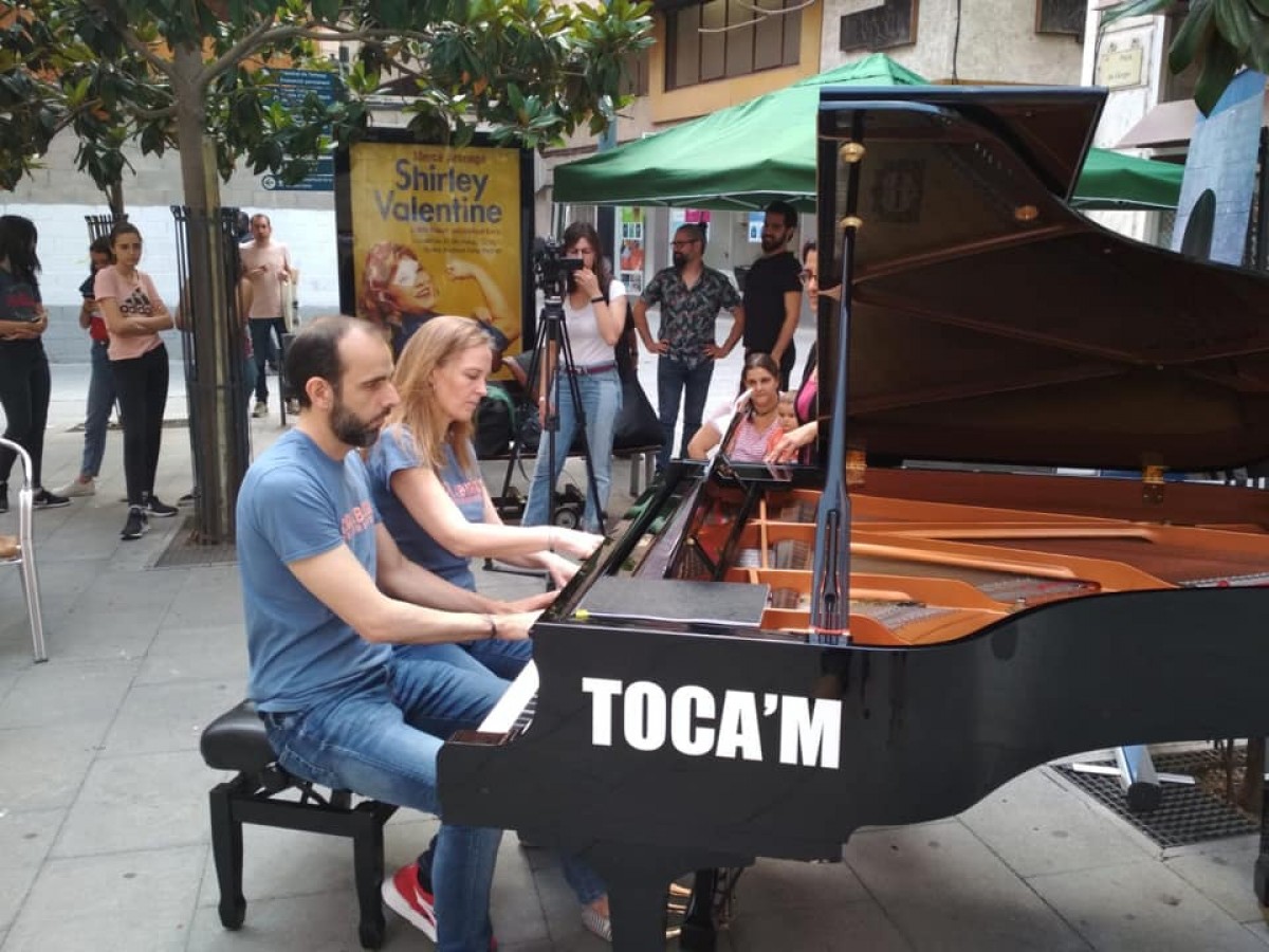 Imatge de la primera edició del Festival Toca’m amb un piano instal.lat a la Plaça de L'Àngel de Tortosa 