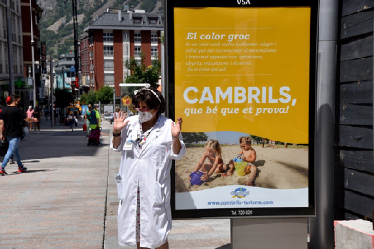 La campanya a Andorra inclou un actor vestit de sanitari que \'recepta\' visitar Cambrils