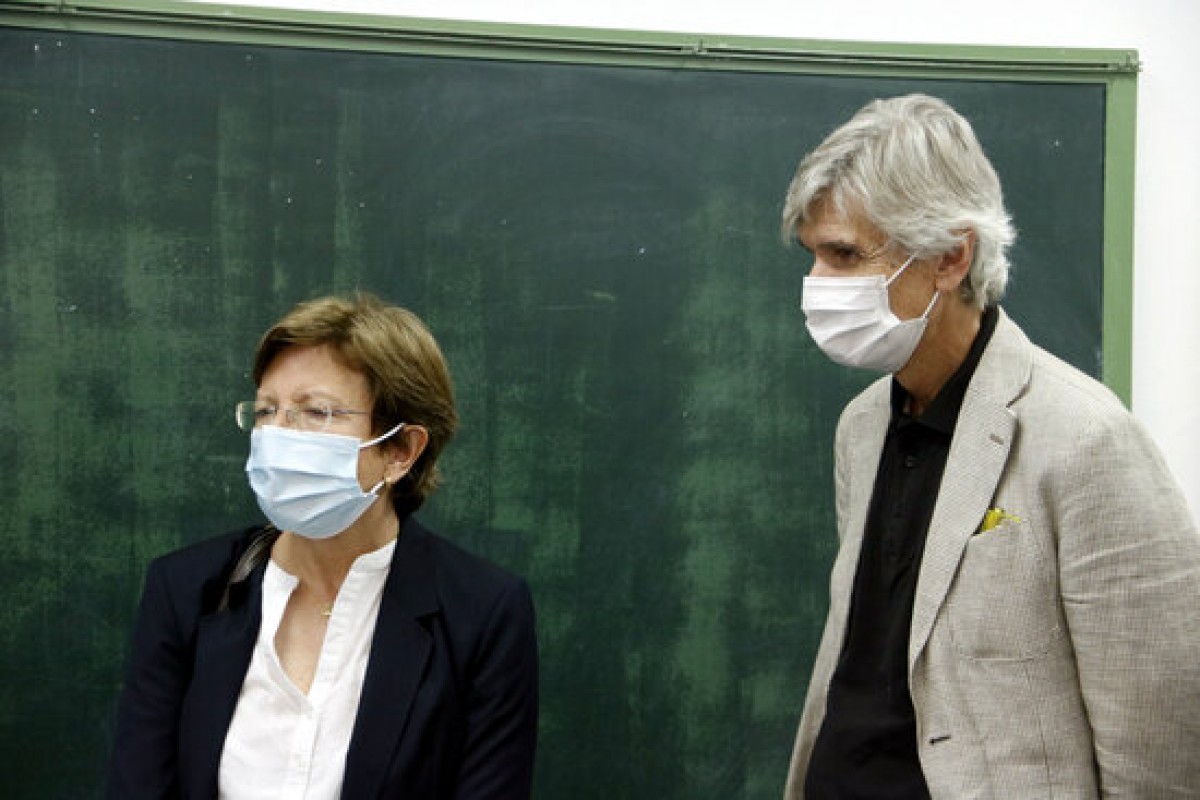 Pla mitjà on es pot veure el conseller de Salut, Josep Maria Argimon, amb la secretària de Salut Pública, Carmen Cabezas, al punt de vacunació de covid-19, a Alcarràs