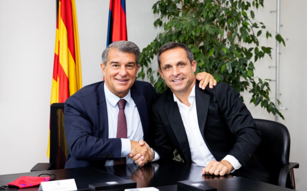 Joan Laporta i Sergi Barjuan, després de signar el contracte