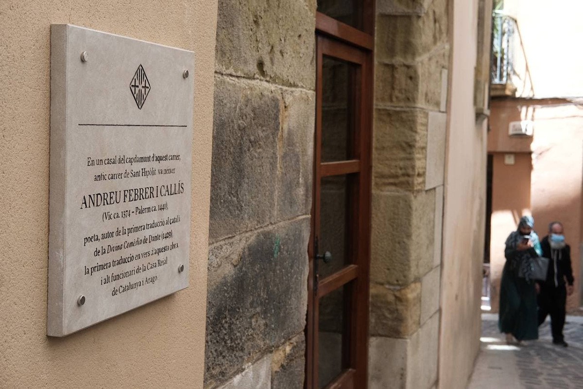 La placa a la casa natal d'Andreu Febrer, al carrer Sant Miquel dels Sants