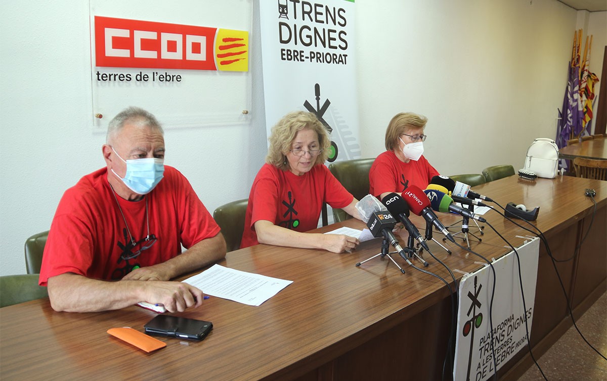 Portaveus de Trens dignes, Josep Casadó, Cinta Galiana i Pepi Borràs, en una roda de premsa a la seu de CCCO de Tortosa.