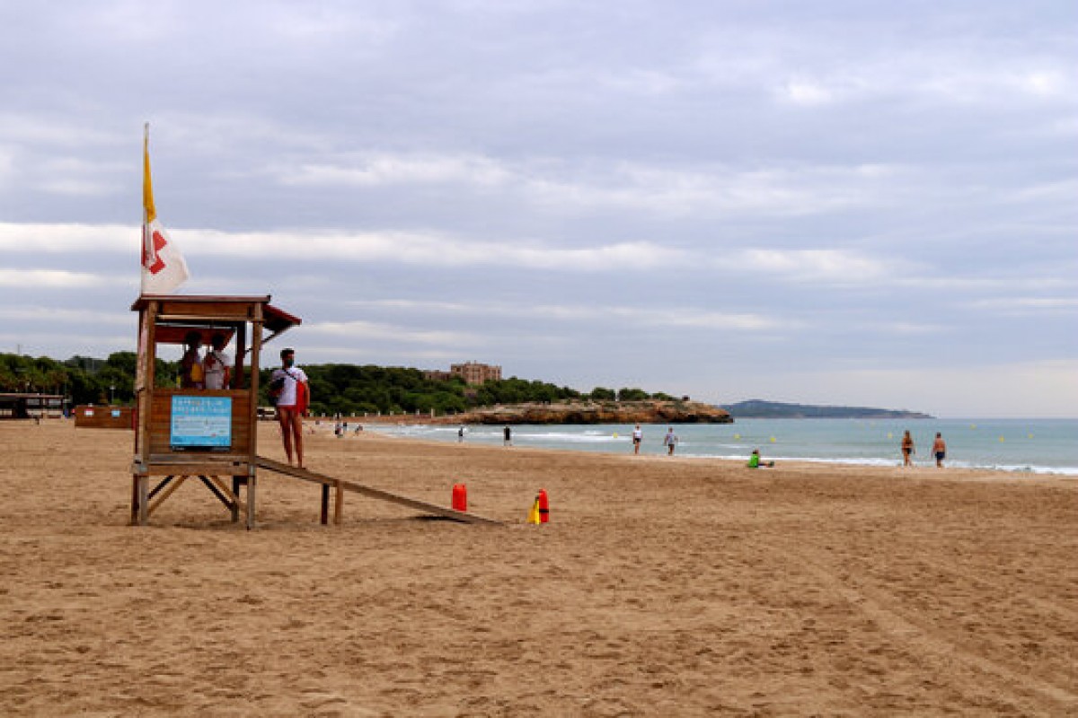 Socorristes fent tasques de vigilància a la platja de l’Arrabassada de Tarragona
