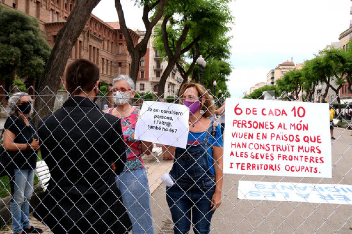 Activistes actuant en la performance de la protesta de Stop Mare Mortum a Tarragona en el Dia Mundial de les Persones Refugiades