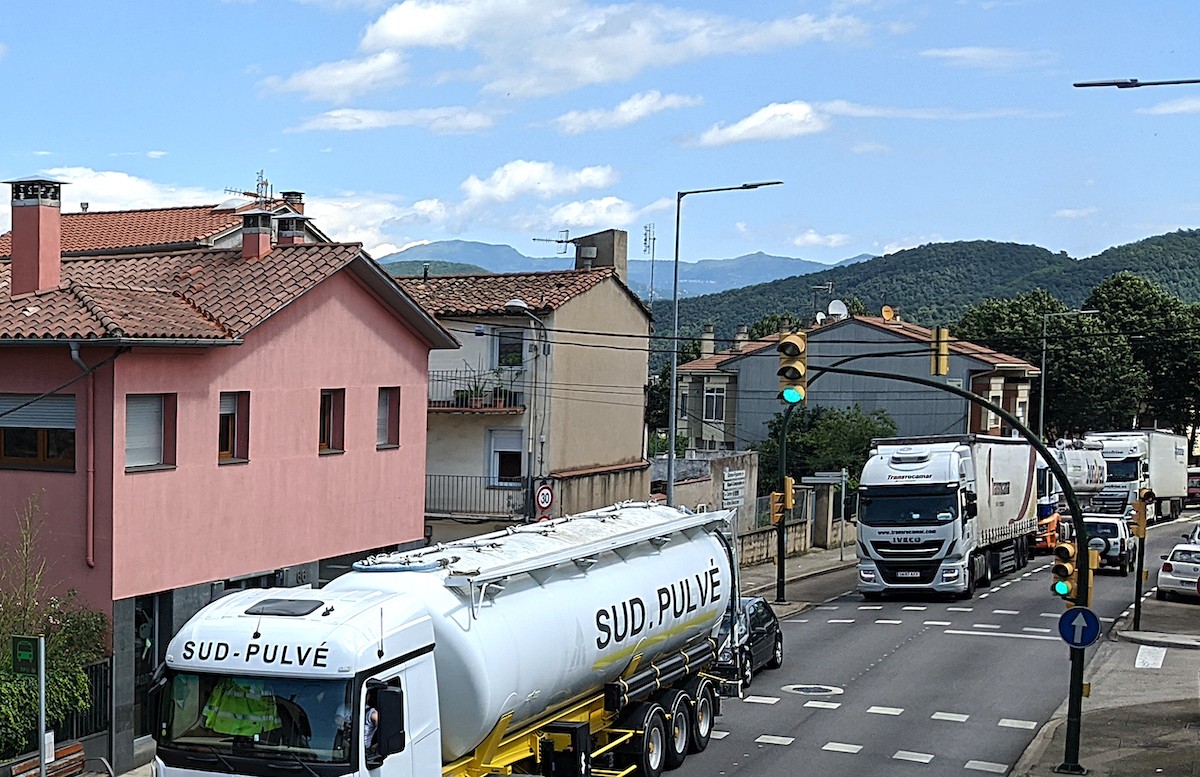 «No és un vial» demana la retirada dels camions de 9 tones per l'avinguda Sant Jordi.