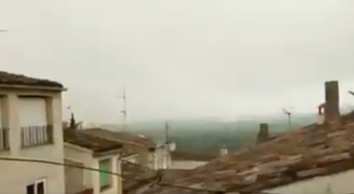 Captura de pantalla del vídeo on es veu el possible tornado a Tivissa.