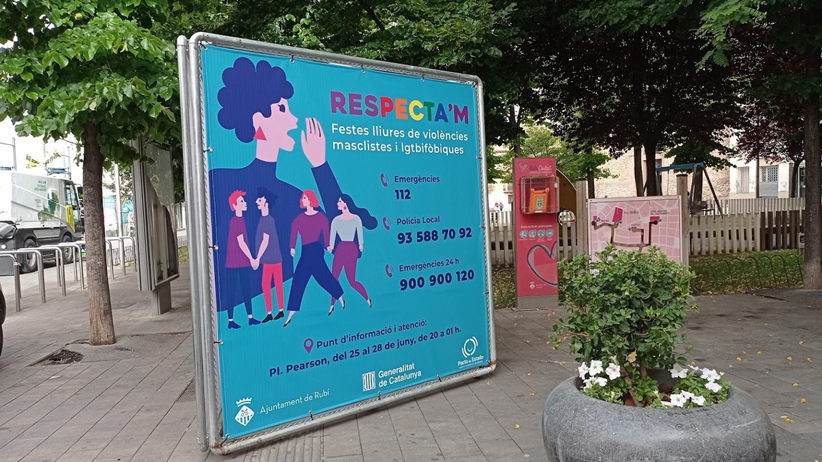Un cartell anunciant el punt d'atenció a les víctimes d'agressions masclistes