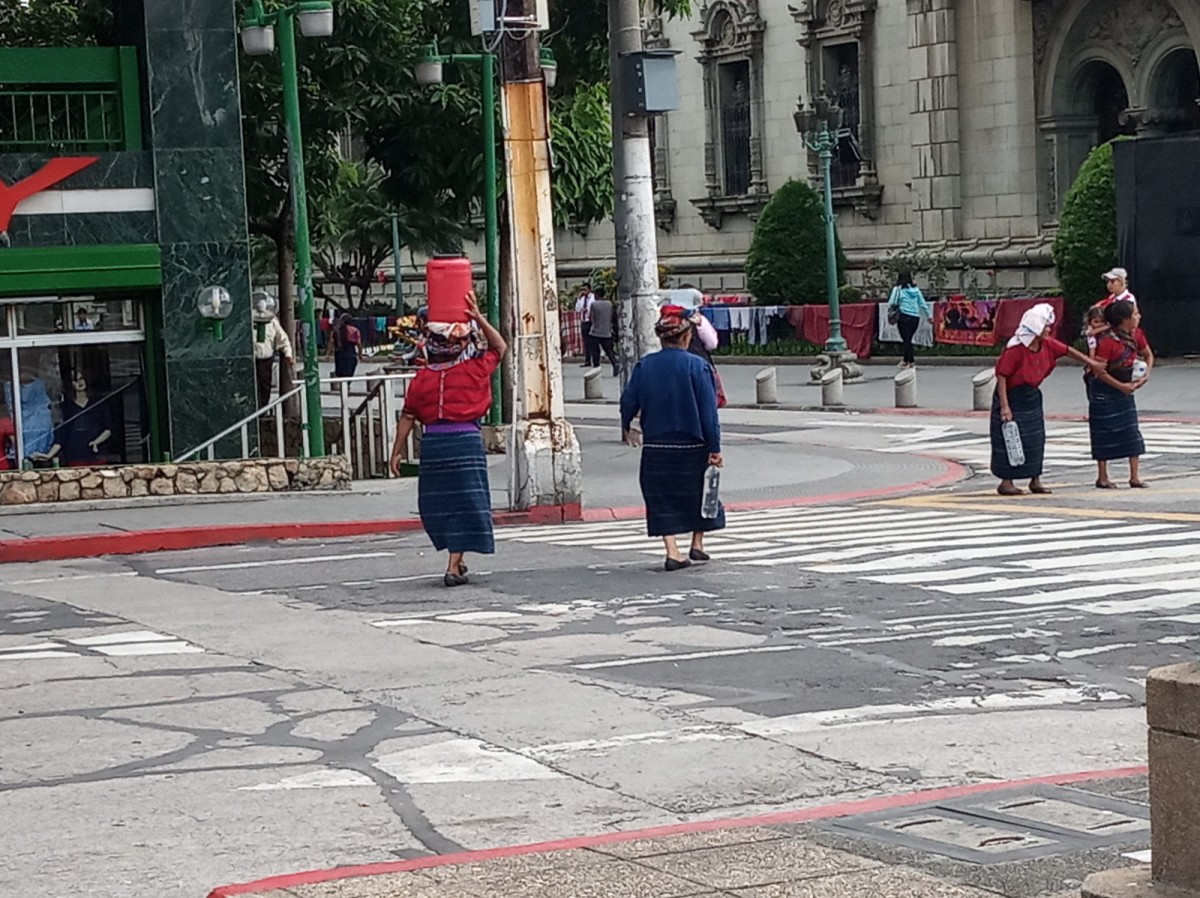 Dues dones passejant per Ciutat de Guatemala amb un vestit tradicional maia