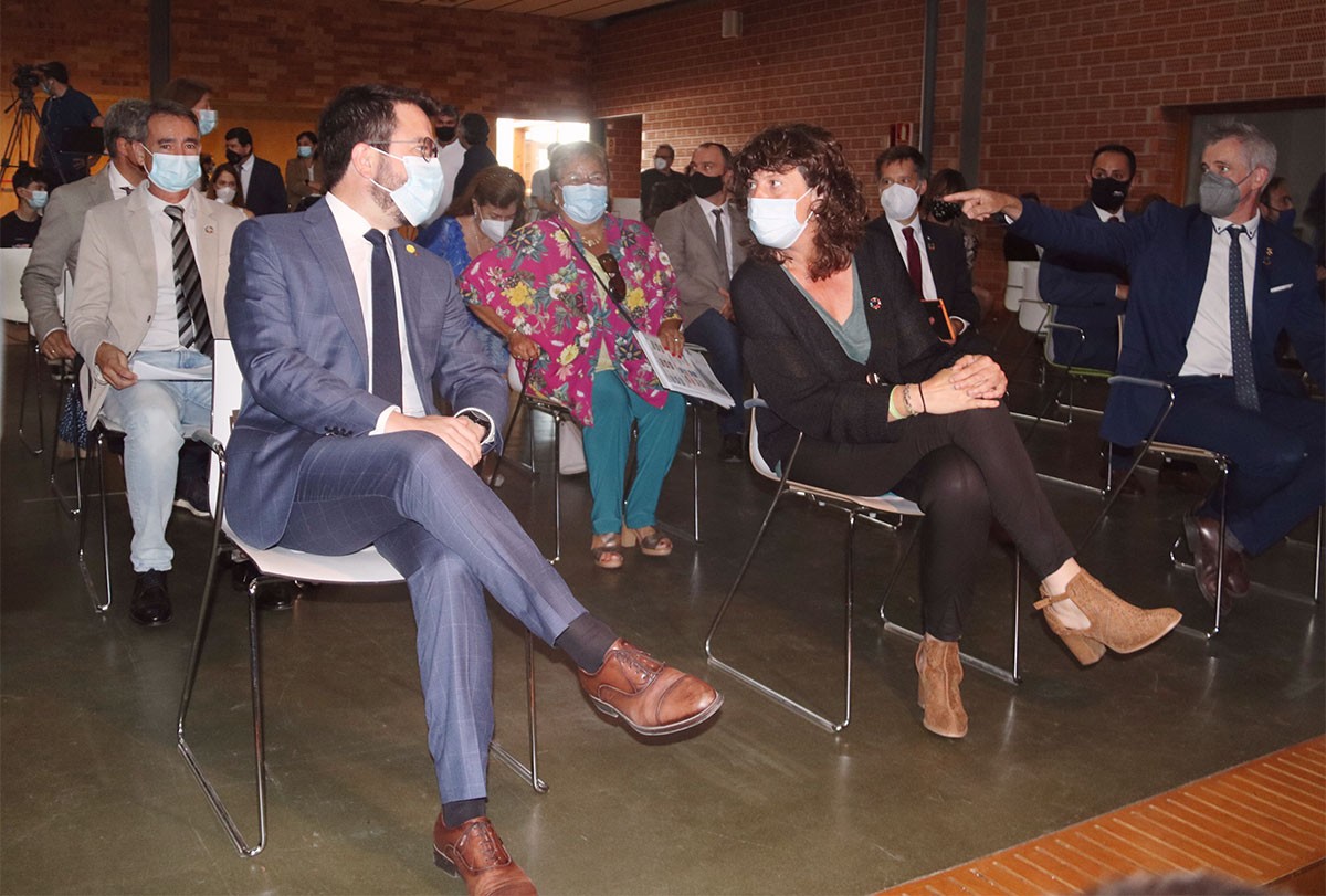 El president Aragonès conversant amb la consellera Jordà, en la presentació del Centre de Resiliència Climàtica d'Amposta.