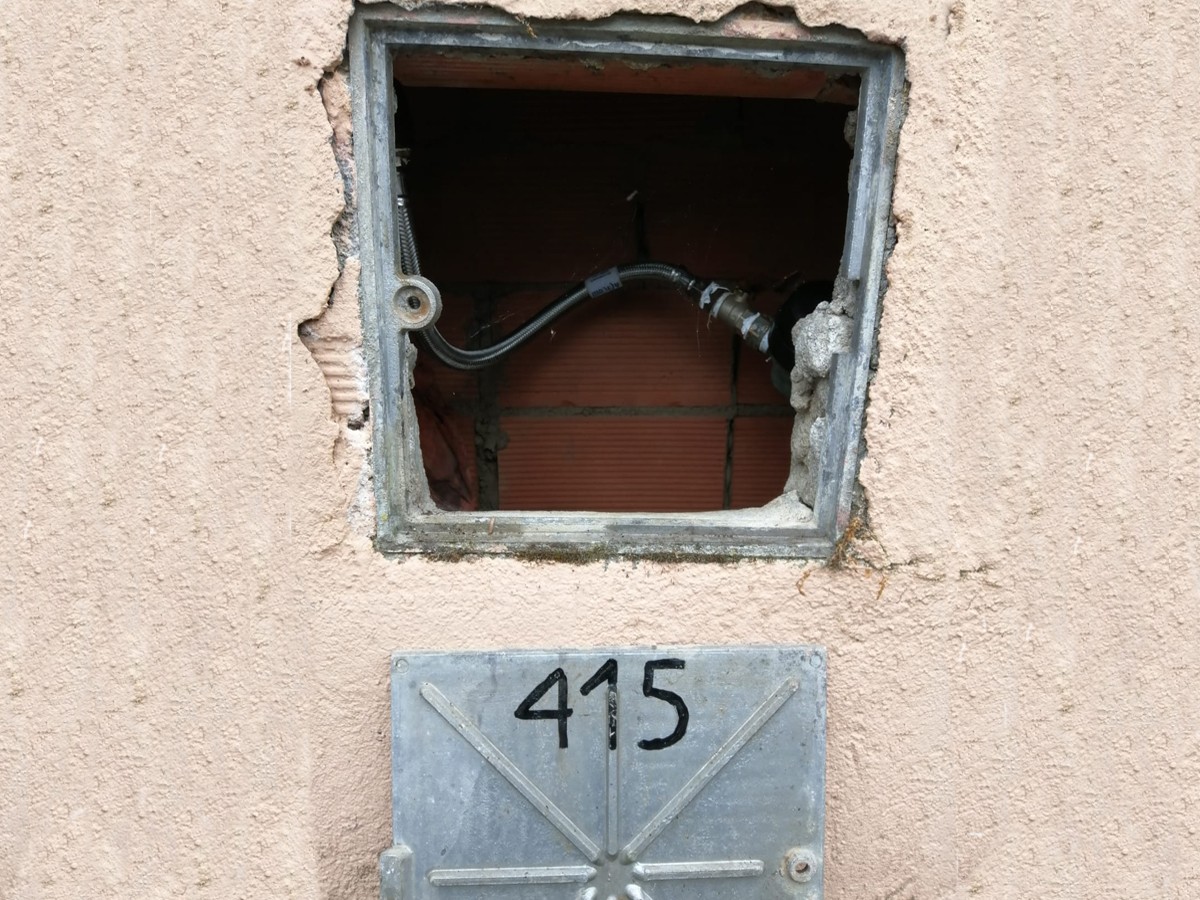 Una caixa on s'ha robat un dels comptadors d'aigua al Baix Montseny