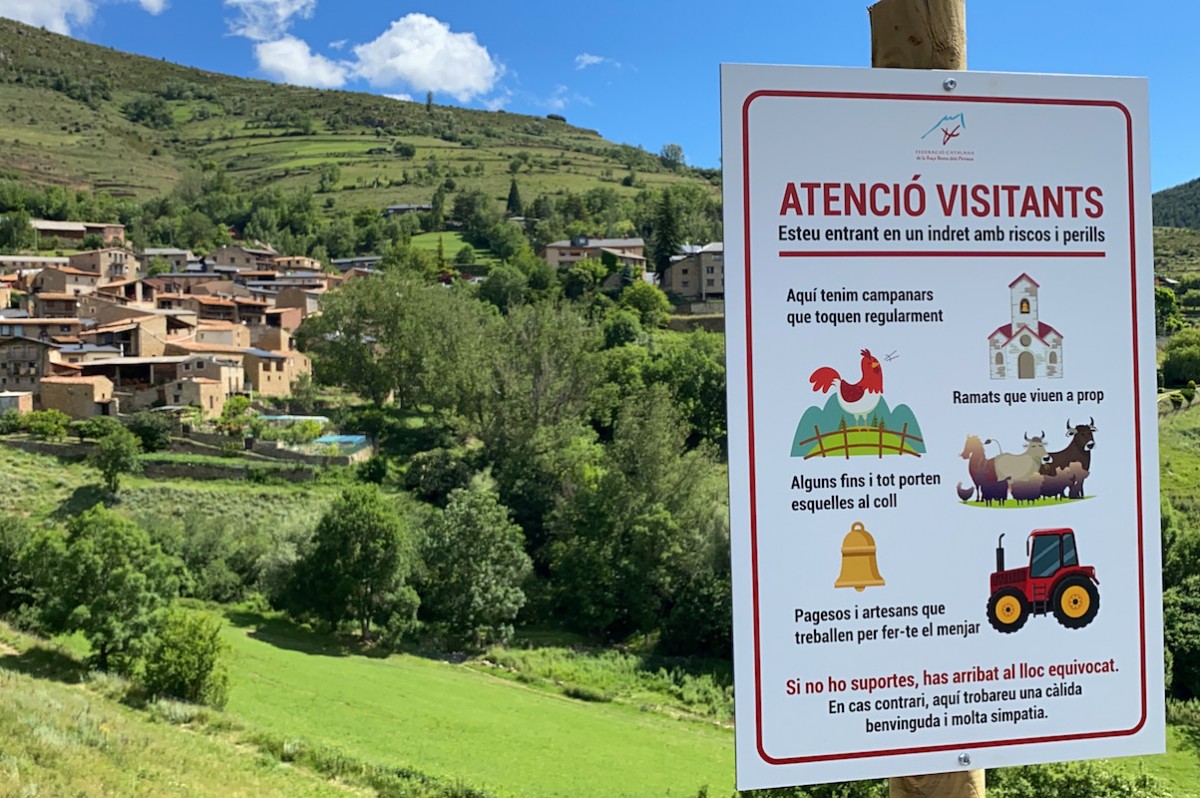 Cartell de la campanya 'Atenció visitants' que s'ha enganxat a Prullans
