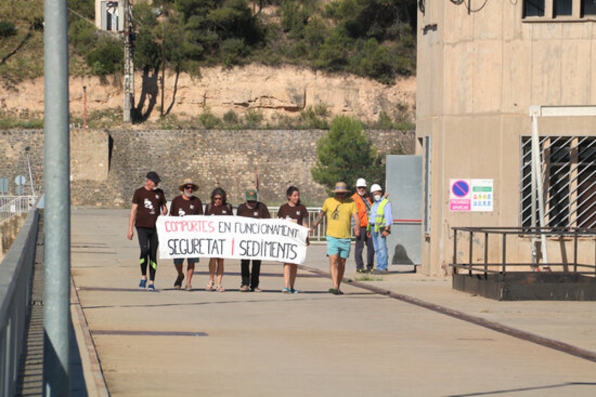 Pla general dels participants a la Marxa dels Sediments mentre creuen a peu la presa del pantà de Riba-roja.