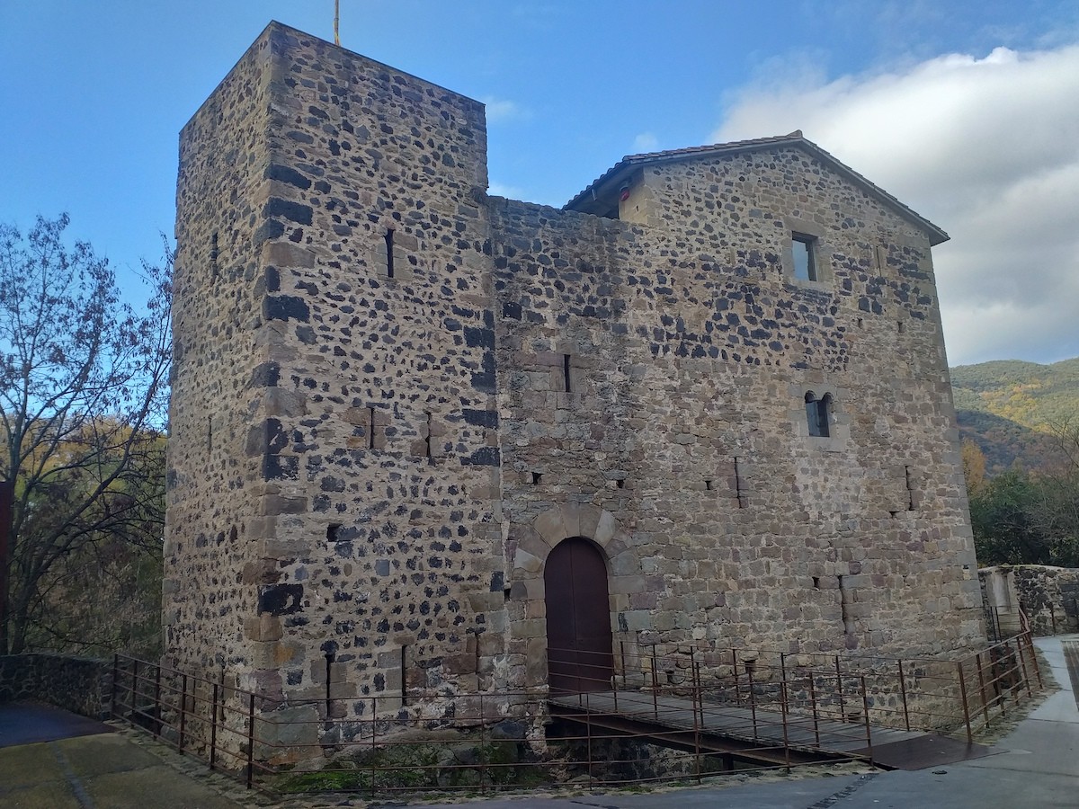La nova seu de la Biblioteca Francesc Caula al castell de Juvinyà de Sant Joan les Fonts.