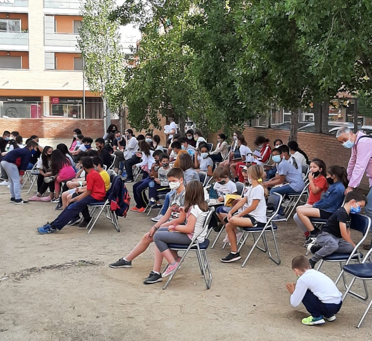 Els espais exteriors de la Biblioteca Xavier Amorós acullen part de les activitats d'estiu