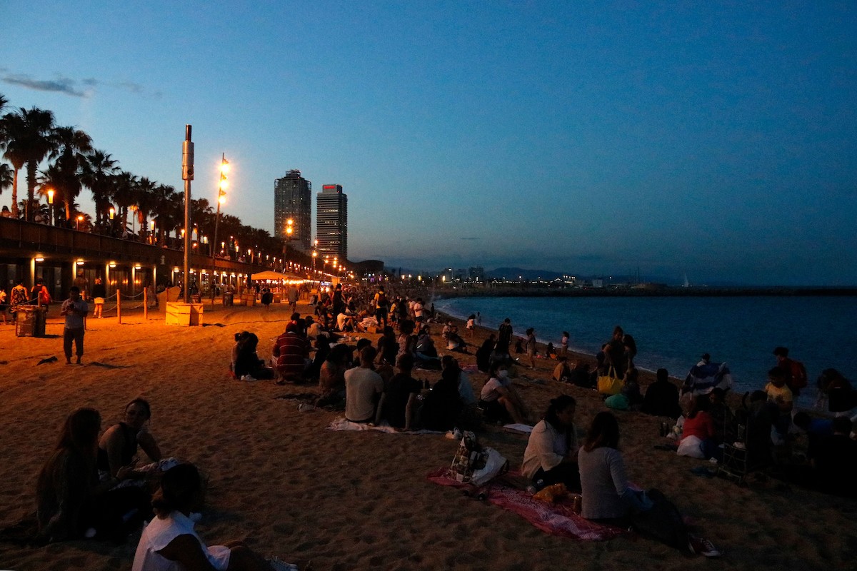 Celebració de la revetlla de Sant Joan a la platja de la Barceloneta