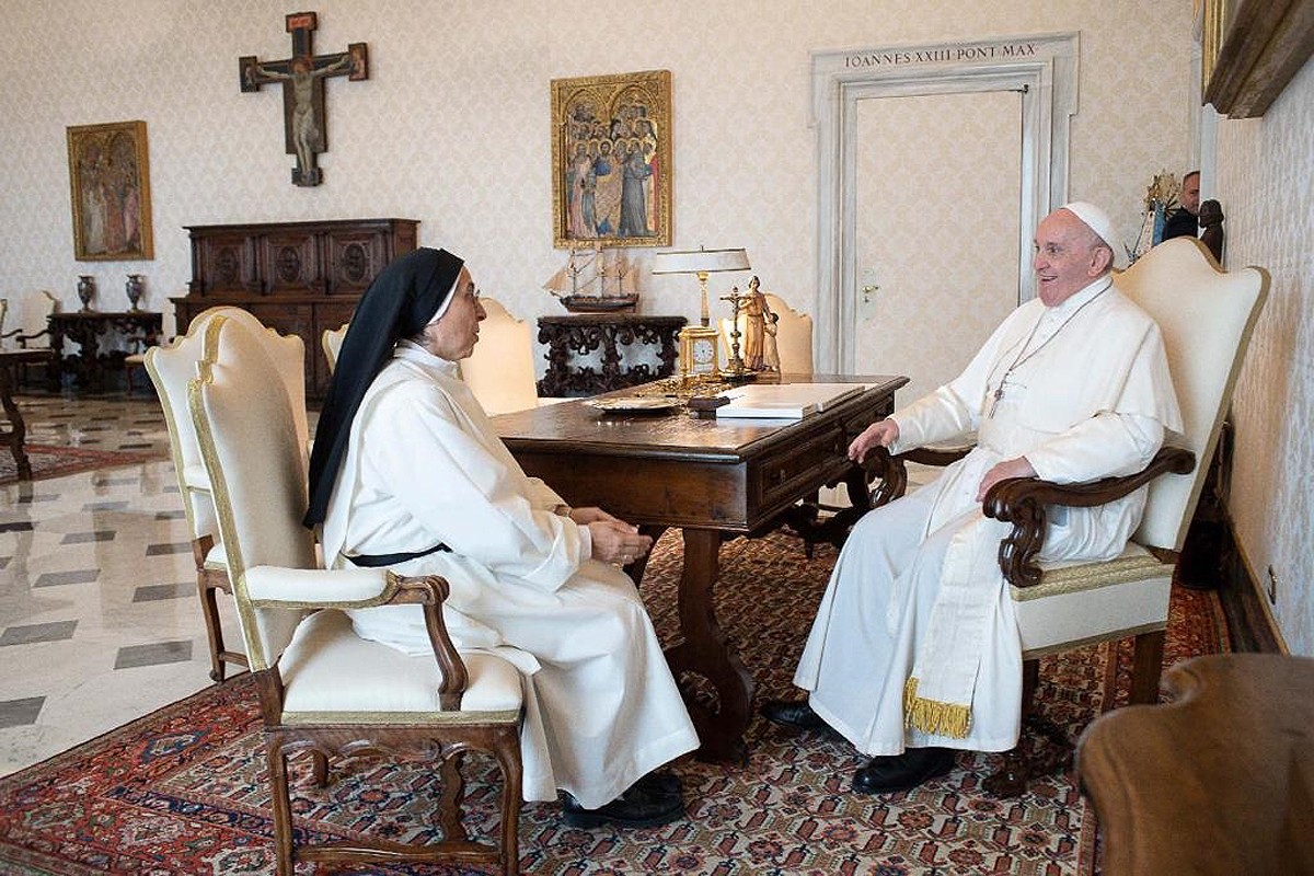 Sor Lucía Caram parlant amb el papa Francesc el passat mes de juny