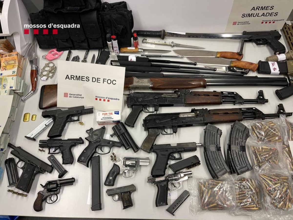 Algunes de les armes intervingudes als dos clans familiars  dedicats al tràfic de cocaïna, marihuana i armes