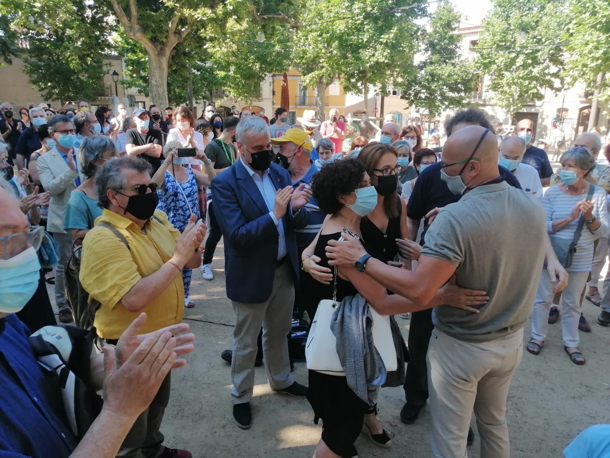 Desenes de veïns donen la benvinguda a Raül Romeva després de rebre l'indult