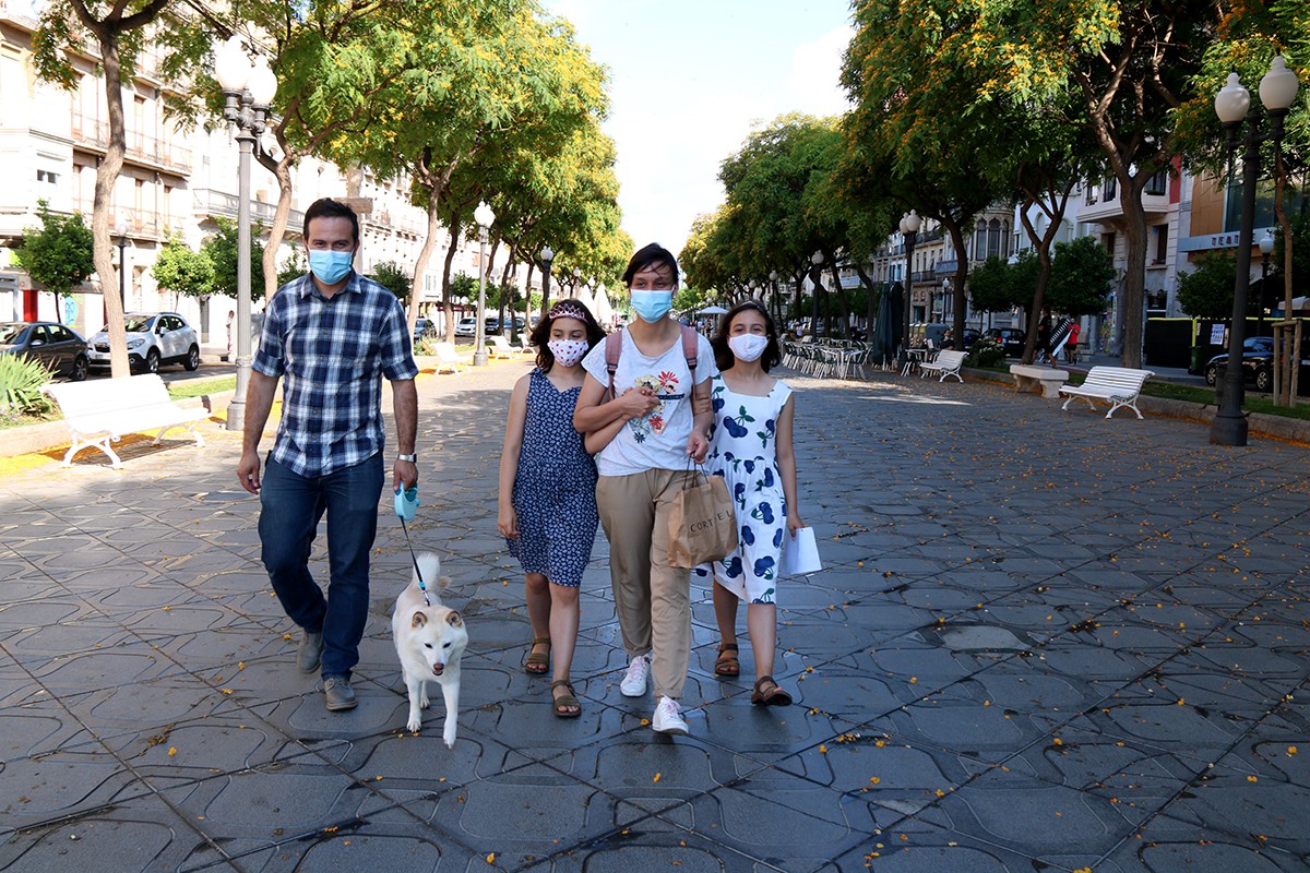 Una família duent les mascaretes a la rambla de Tarragona.