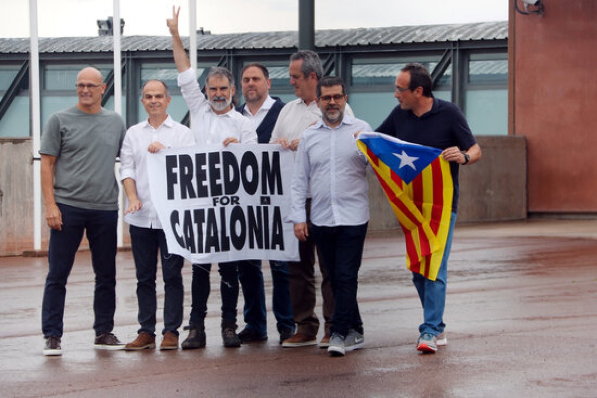 Els set presos independentistes de Lledoners a les portes del centre penitenciari