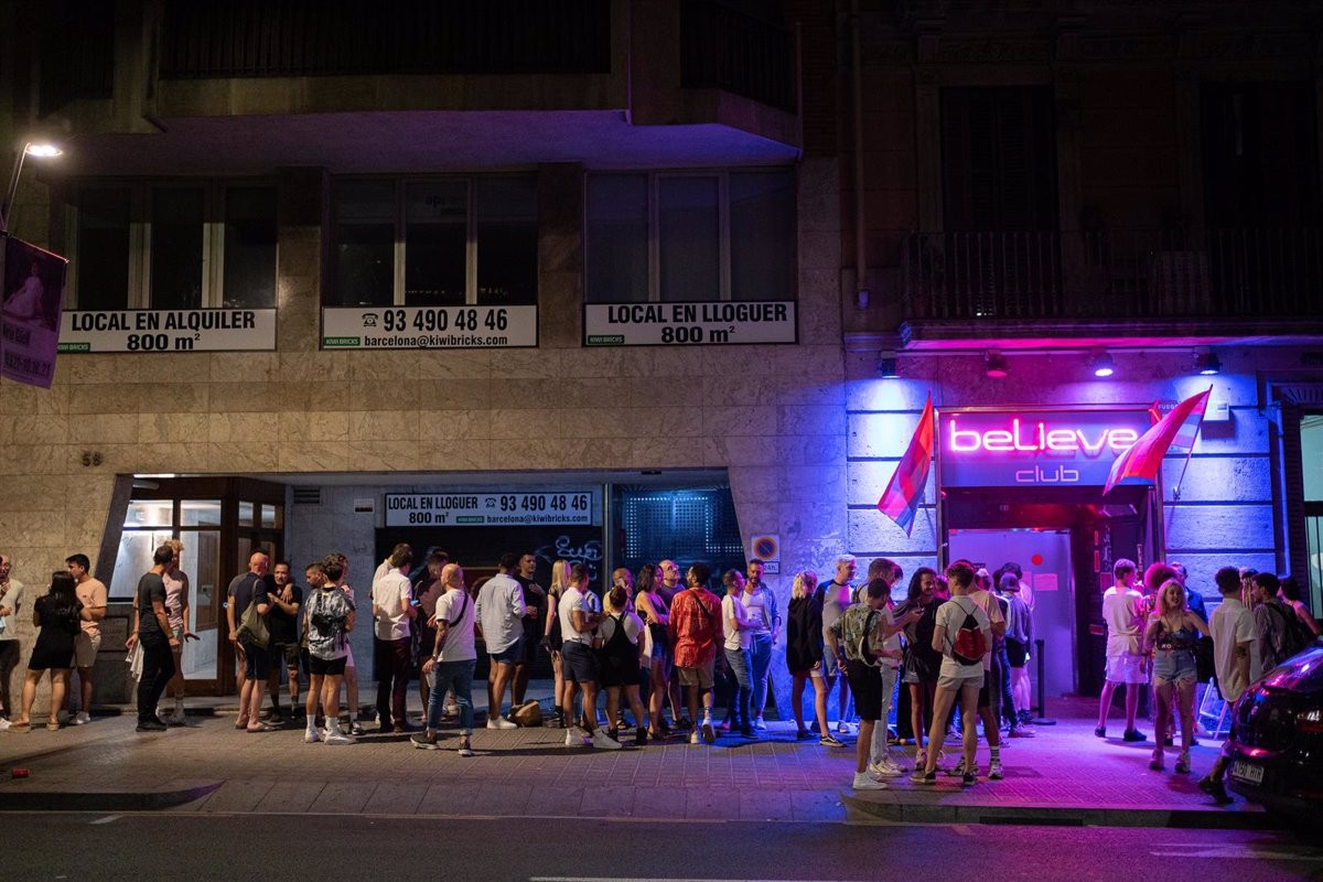Diversos joves davant d'una discoteca catalana