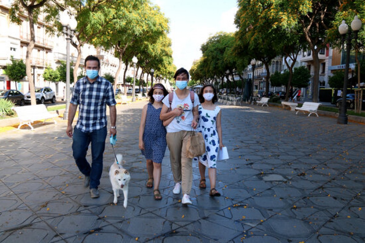 Una família passejant per la rambla de Tarragona