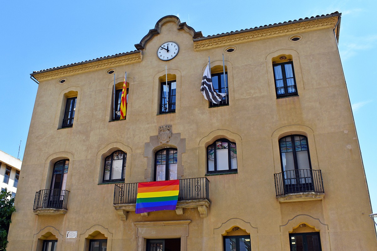 La bandera irisada al balcó de l'Ajuntament de Súria