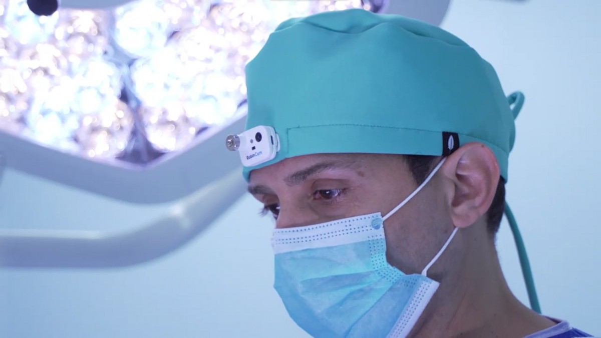 La gorra de Robin Hat permetrà gravar les intervencions quirúrgiques
