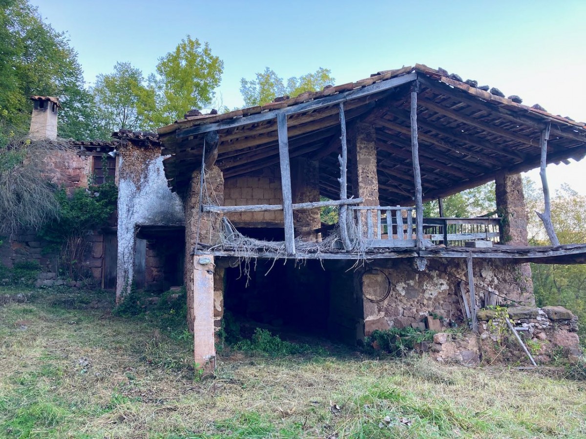 Una masia en mal estat al terme municipal de Sant Privat d'en Bas.