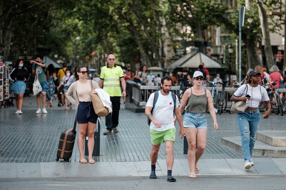 Gent sense mascareta al centre de Barcelona.