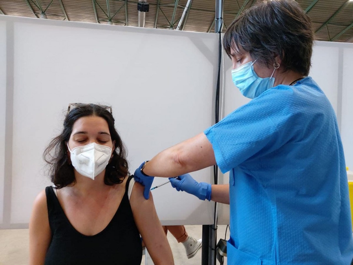 Una jove vacunant-se de la primera dosi contra la Covid-19.