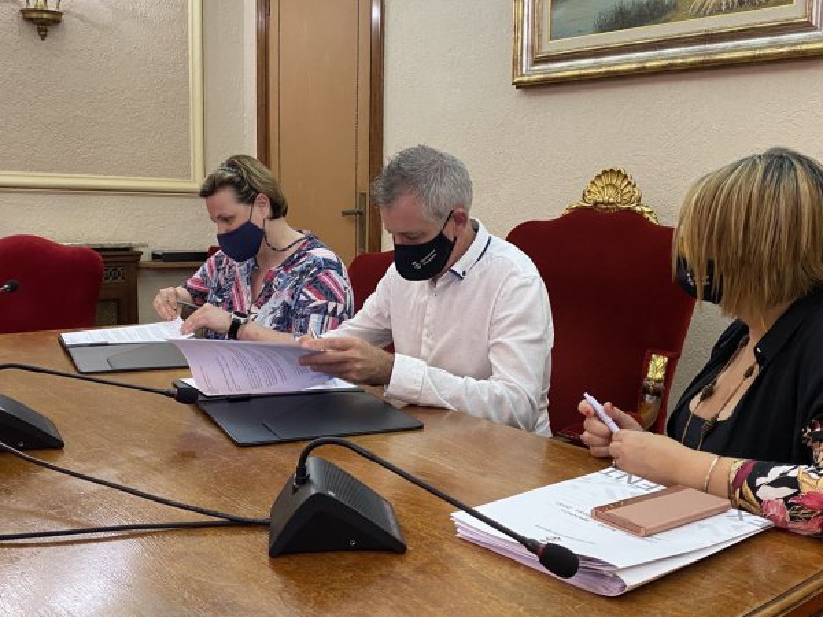Signatura del conveni entre l'Ajuntament d'Amposta i Fecoam