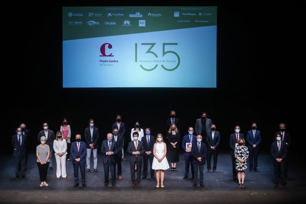 Fotografia de familia dels Premis Cambra de Terrassa 2021 al Teatre-Auditori de Sant Cugat. 