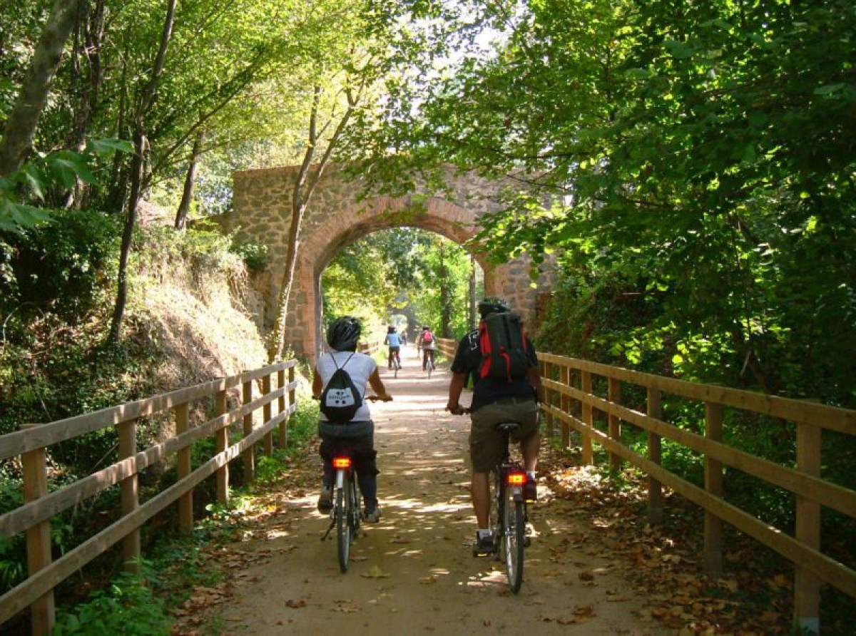 La via verda de l'antic carrilet de la Garrotxa, entre la Vall d'en Bas, les Preses i Olot.
