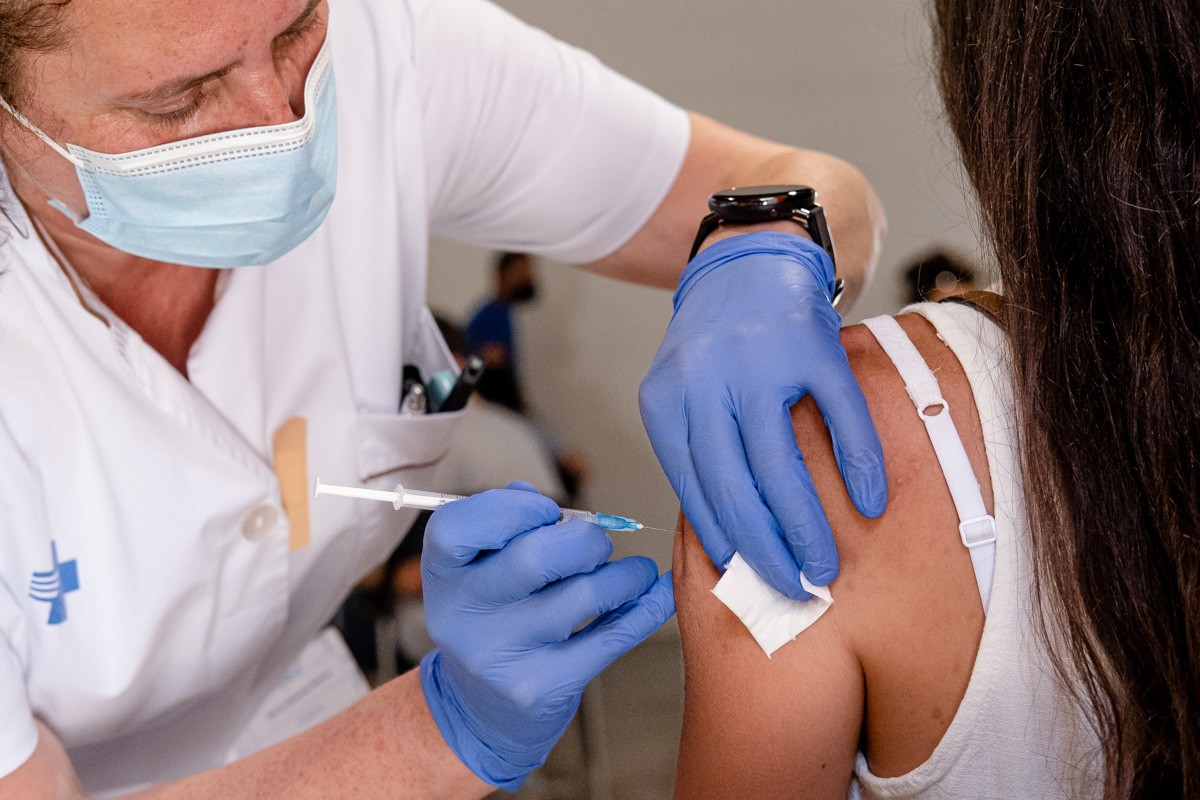 Vacunació al Casal Cívic Frederica Montseny de Manlleu.