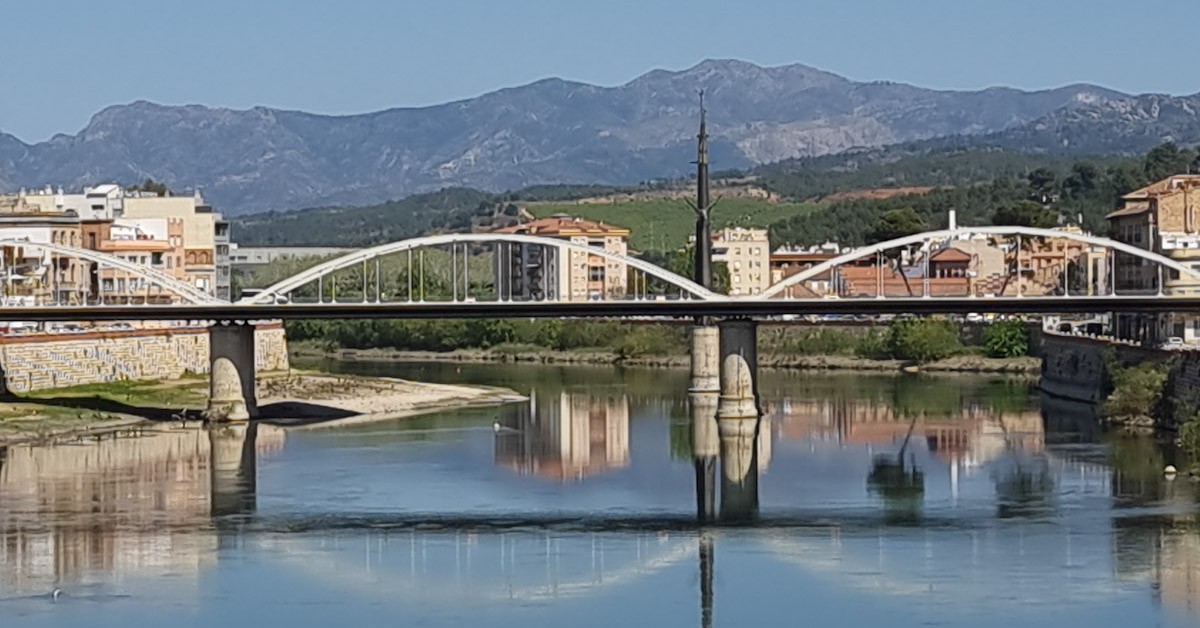 Monument Franquista situat al riu Ebre al seu pas per Tortosa 