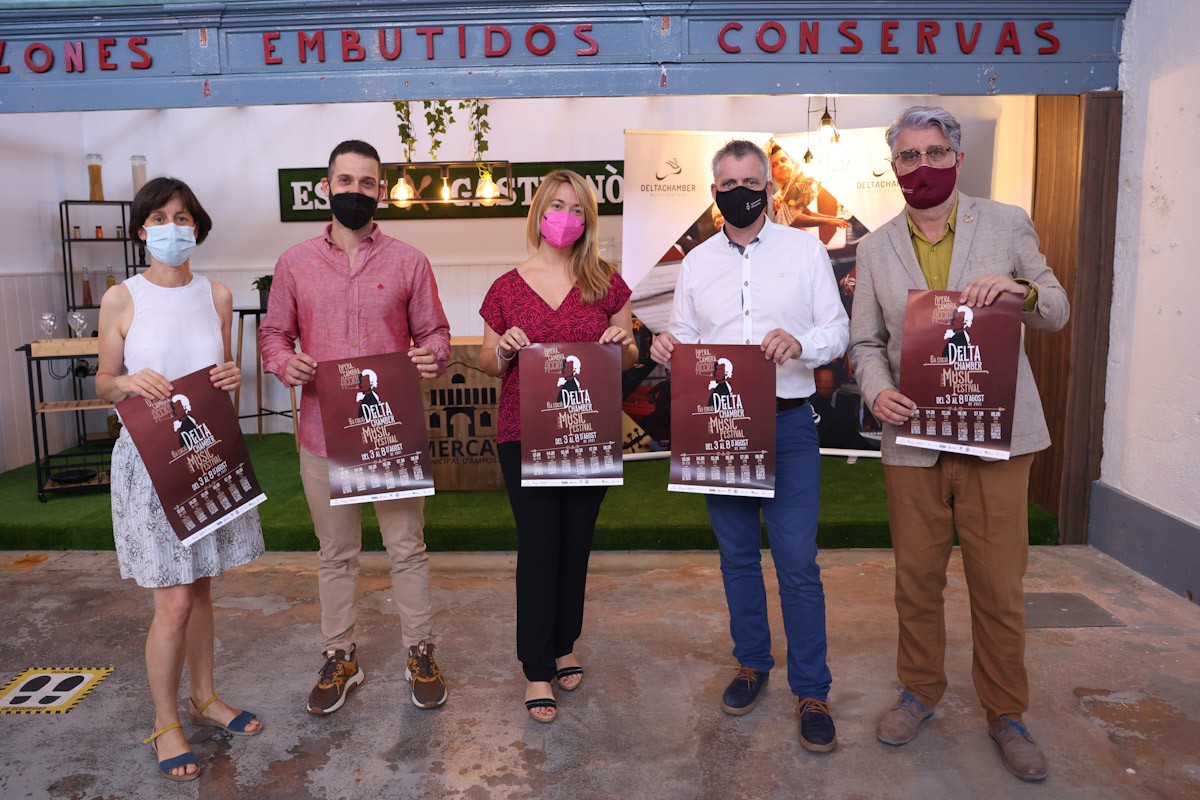 L'alcalde d'Amposta, Adam Tomàs, Inés Martí, Enric Roig, i els codirectors i fundadors del festival, Laura Ruiz Ferreres i Pau Rodríguez Ruiz