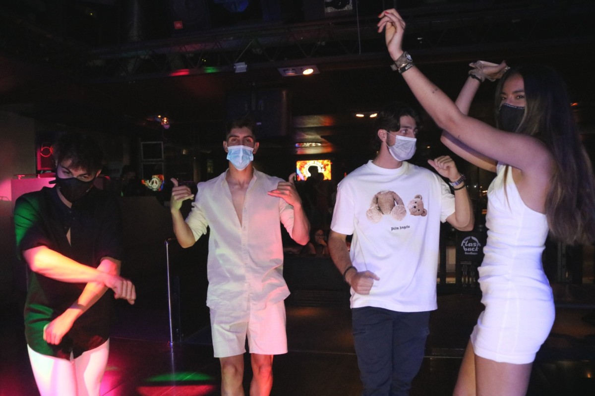 Joves ballen en una discoteca, en una imatge d'arxiu