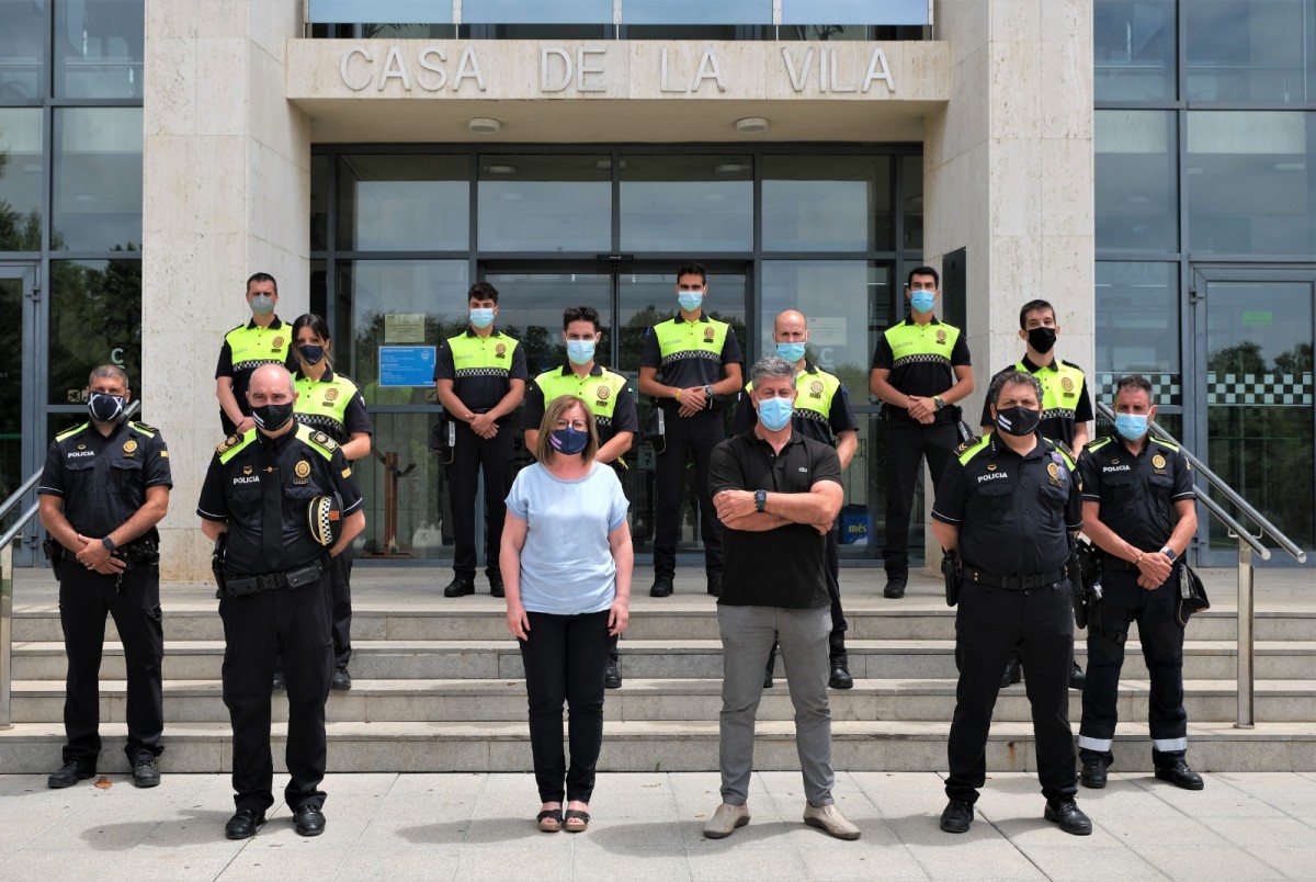 Imatge dels agents interins davant l'Ajuntament de Cambrils 