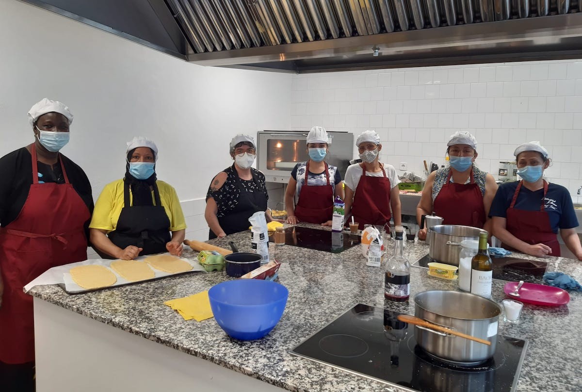 Imatge dels participants en una de les sessions de cuina