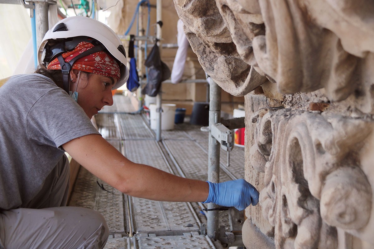 Una restauradora treballant a la catedral de Tortosa. 