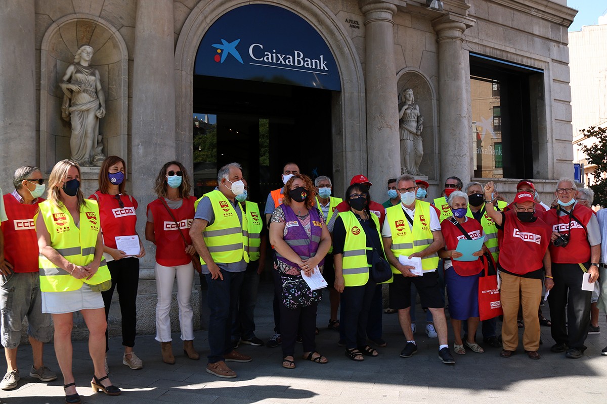 Els pensionistes i jubilats protestant davant l'oficina de la Caixa a la rambla de Tarragona en una acció per denunciar bretxa digital i el tancament d'oficines bancàries a municipis petits.