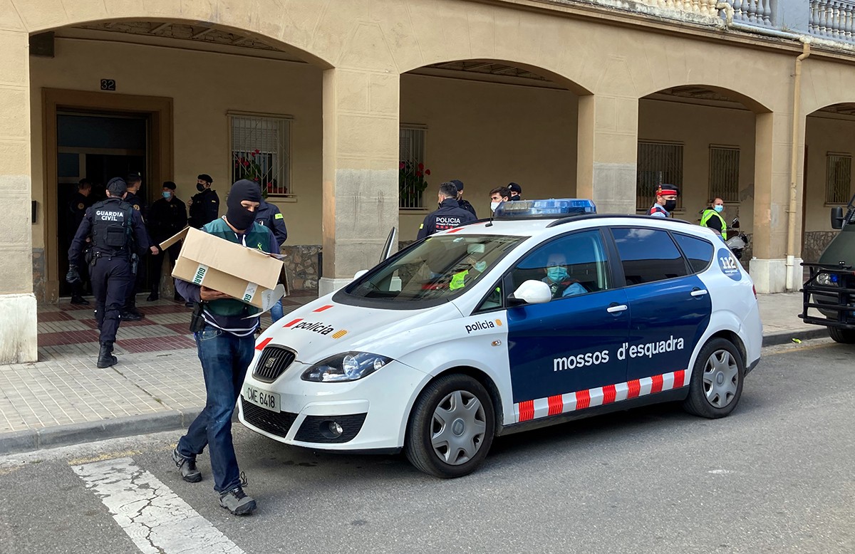 Un guàrdia civil enduent-se una caixa d'un pis de Lleida