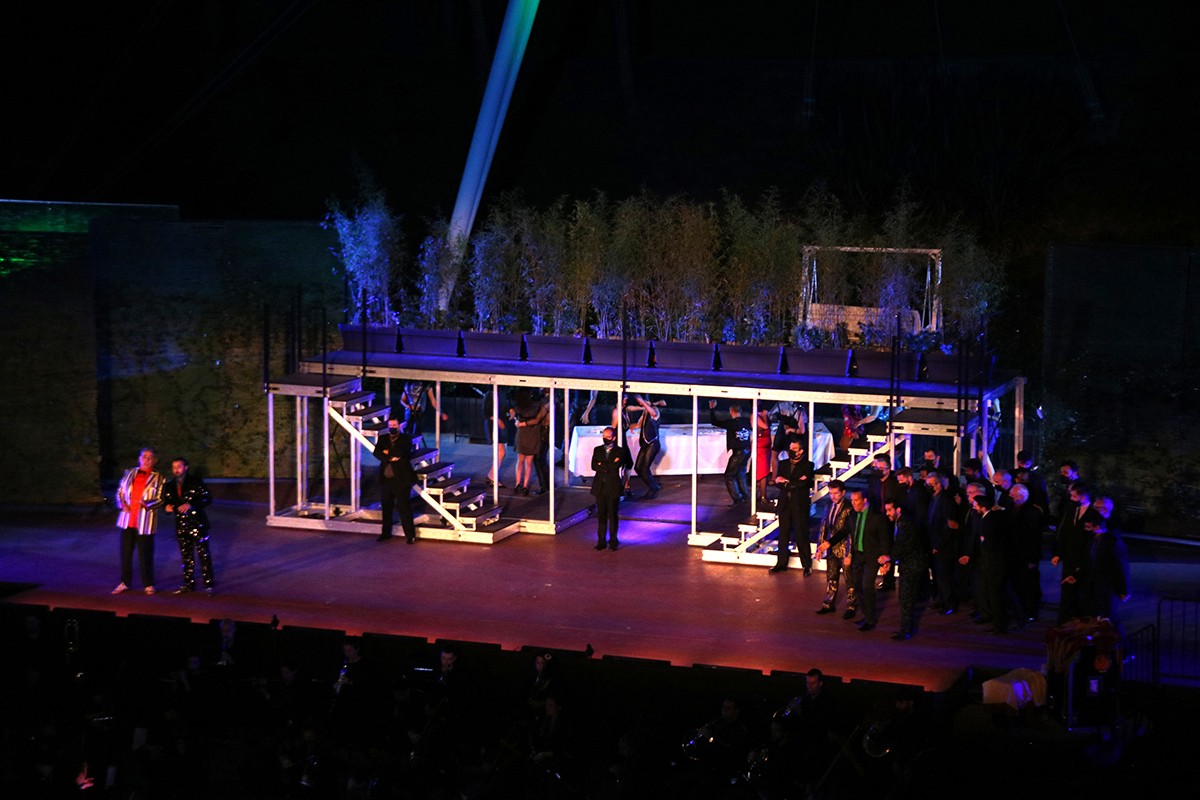Els artistes actuant a l’òpera Rigoletto, feta al Camp de Mart de Tarragona al juliol de 2021.