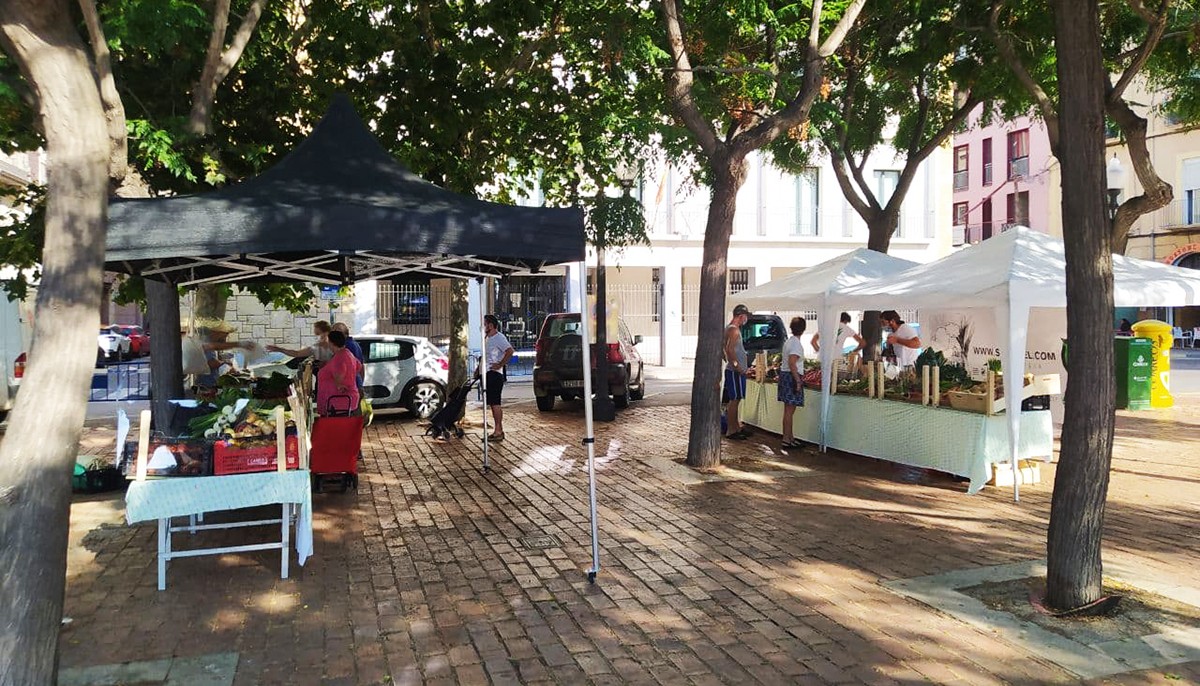 El mercat de pagès de la plaça dels Carros ha començat aquest dissabte.
