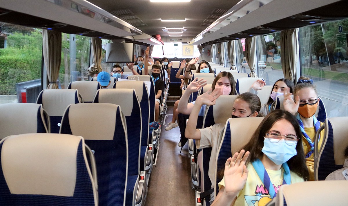 Imatge d'arxiu d'un grup de joves, en un autocar