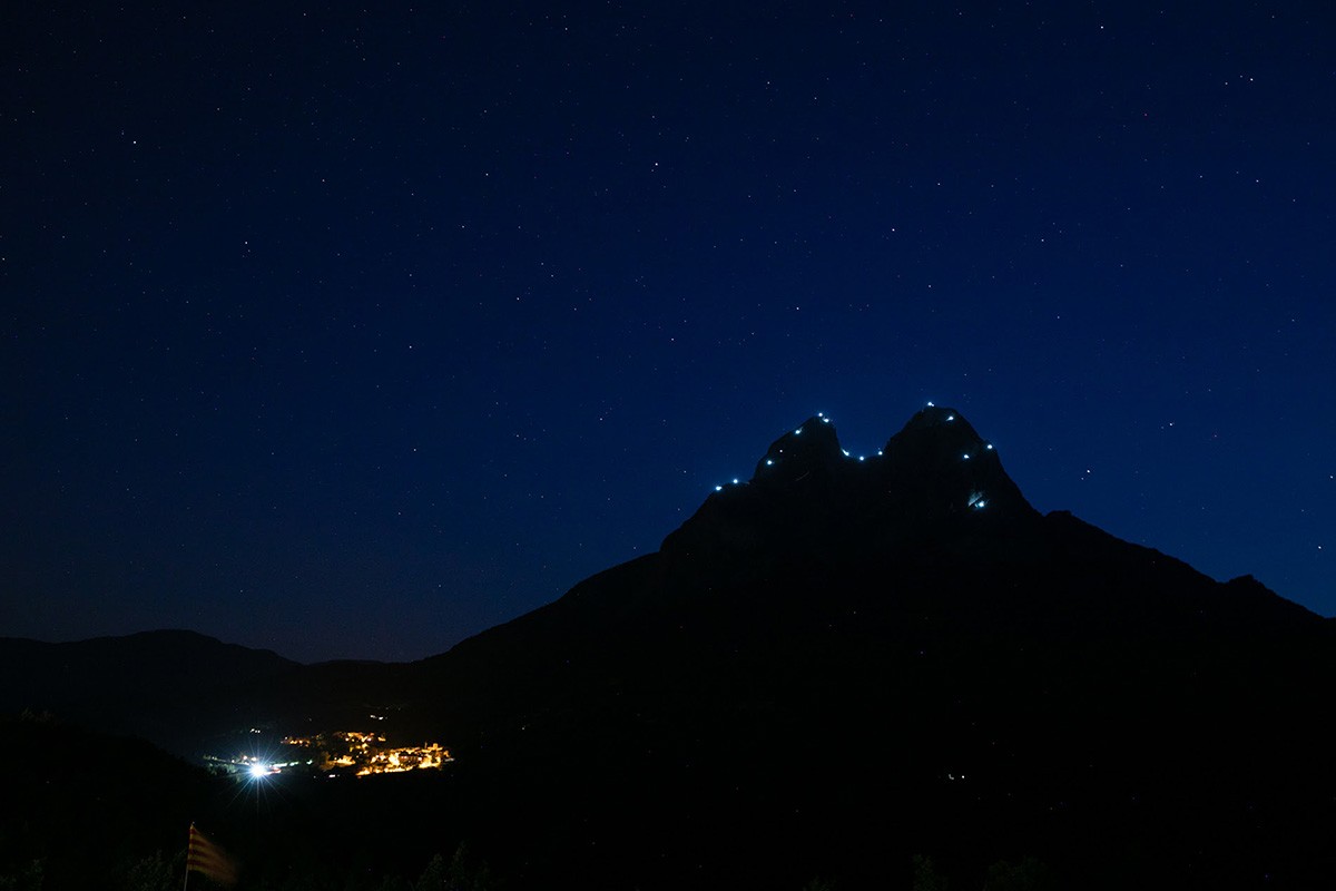 El Pedraforca il·luminat de nit durant una acció de l'ANC, Gure Esku Dago i la FEEC.